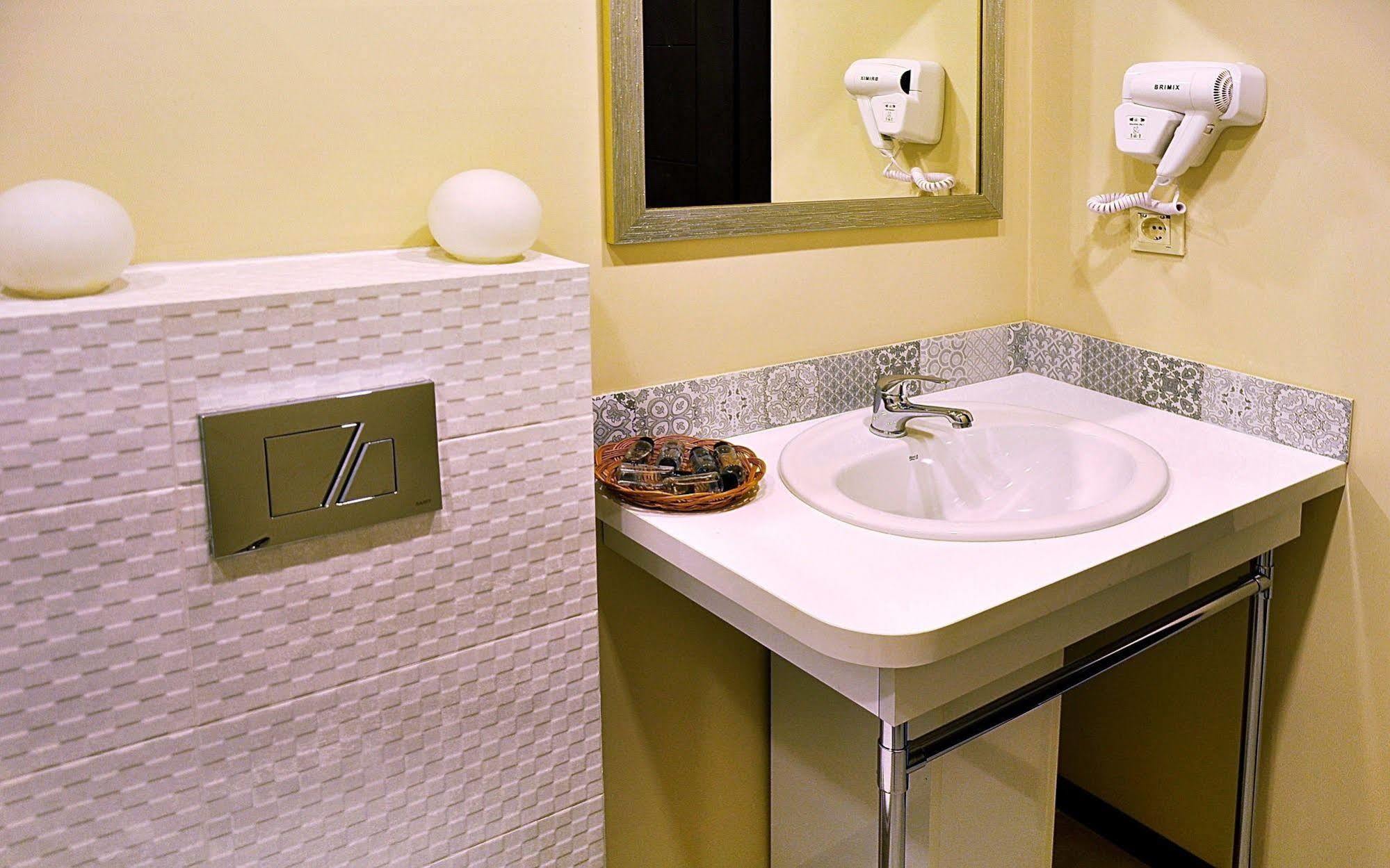 Alphabet Boutique Hotel Тбилиси Екстериор снимка